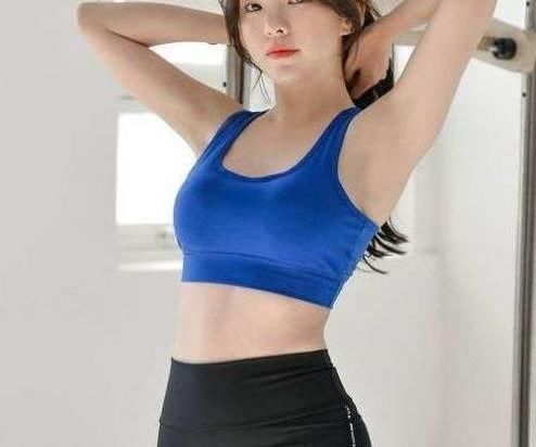 打底裤的设计,不仅遮肉显瘦又修身,增添美丽气质,更显迷人身材