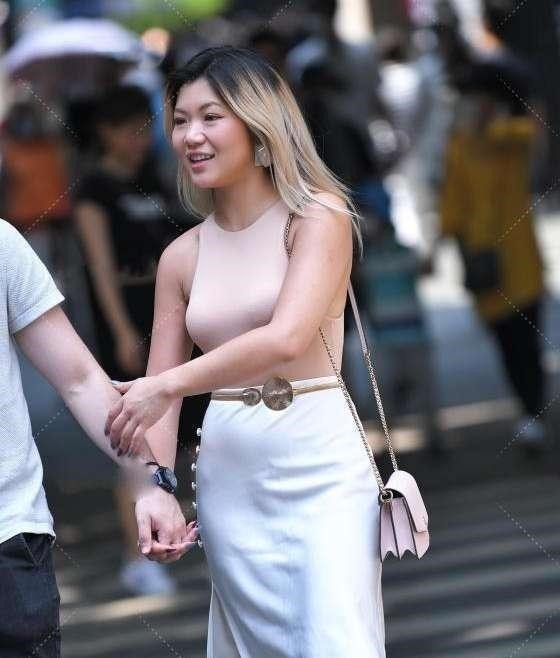 活力 充满活力的美人,穿着背心和半身裙,时尚美丽!