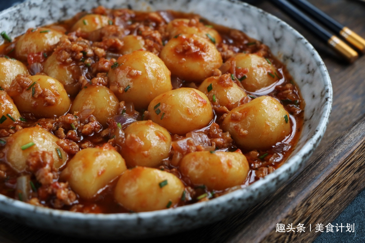夏天就馋土豆新吃法,搓一搓蒸10分钟,出锅汤汁一滴不剩!