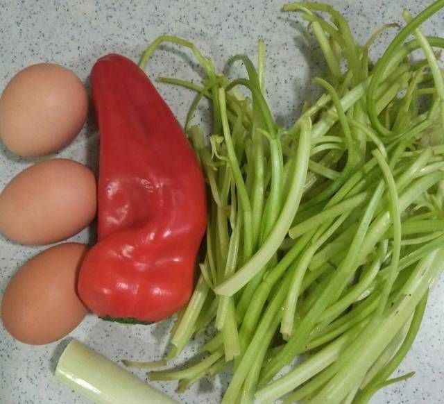 香芹炒鸡蛋,入口充满了香味,很嫩,大人小孩都喜欢