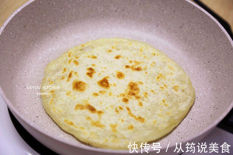 烙饼干硬那是方法不对,试试这种,用凉水和面,照样软软的