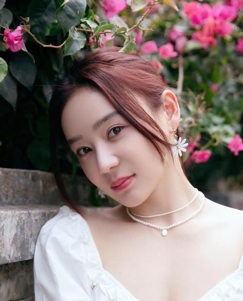 王鸥 四十岁的女人适合戴什么样的耳环?珍珠耳环不错,复古优雅又高贵