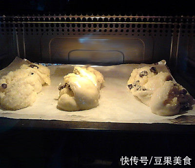 #健康甜蜜烘焙料理# 椰蓉提子面包