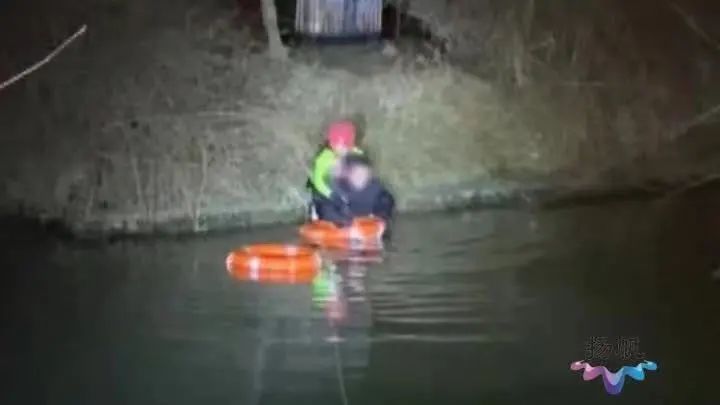 醉酒|冷雨夜，醉酒男子掉进河里