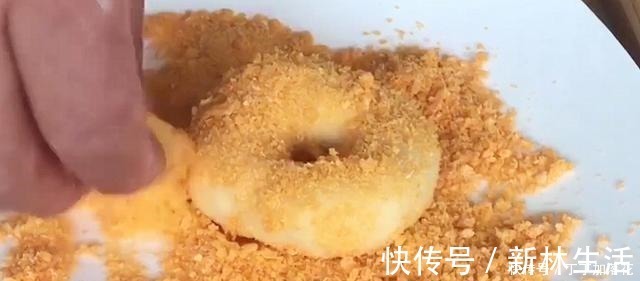 香甜|面粉里加2个鸡蛋,不用烤箱做小饼,香甜暄软,比面包简单好吃!