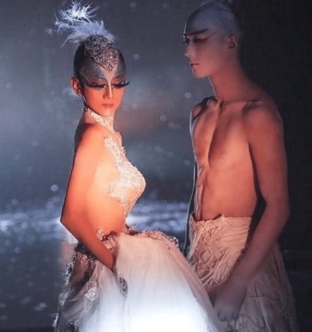 杨萍&杨丽萍为舞台效果有多拼?衣服是画上去的,网友:为艺术牺牲太多