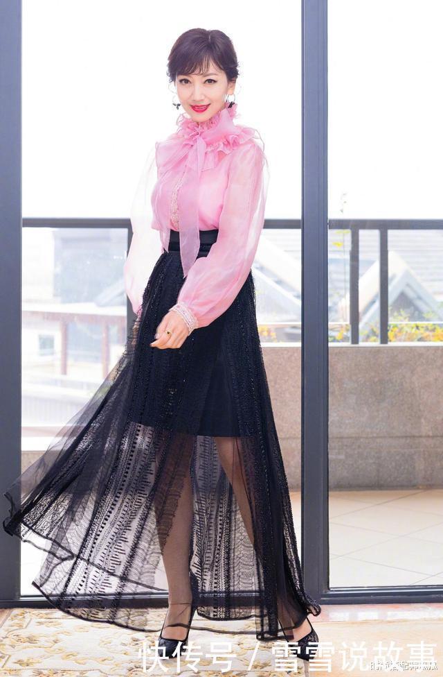 50岁女人穿衣不显老！记住这3点最关键，时髦气质更显年轻！