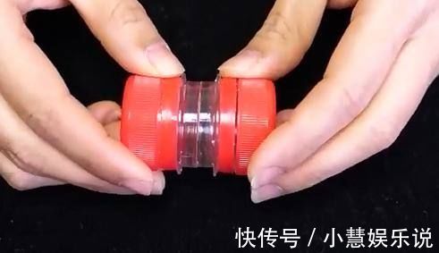 把两个塑料瓶盖粘在一起,挂在裤子上,用起来太方便了,太棒了