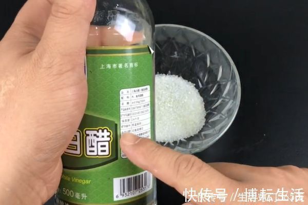 把白醋倒进白糖里，真是太厉害了，解决了家家户户的大烦恼！