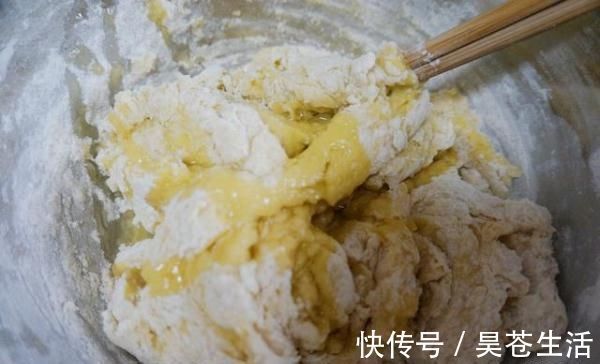 面粉别再蒸馒头了,不用一滴水,不用烤箱,在家做松软早餐面包