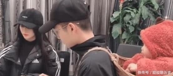 打麻将|舅舅边搓麻将边带娃,宝宝蹲在背篓里加油打气,小表情太可爱