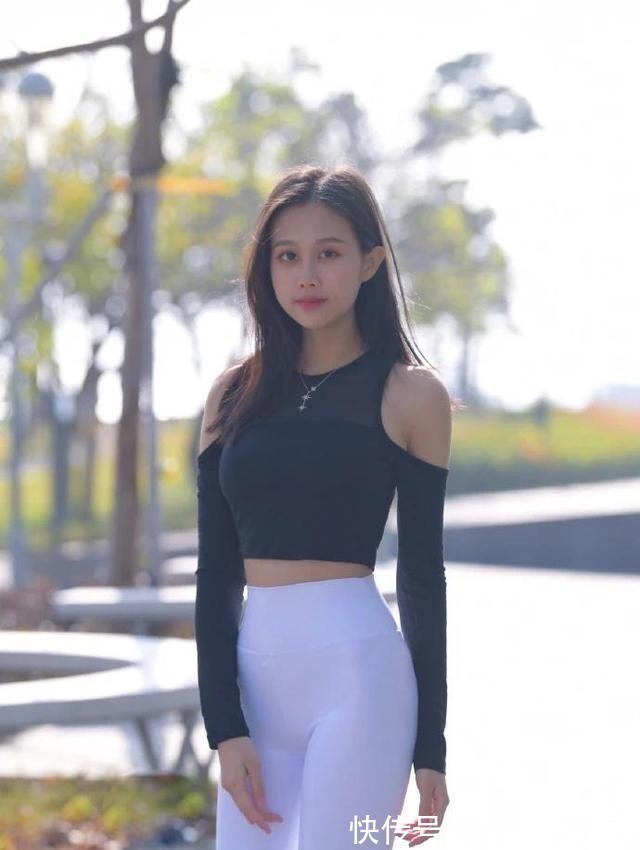 气质 瑜伽裤洋气又显迷人气质,配上黑色露脐上衣,展现清新活力感!