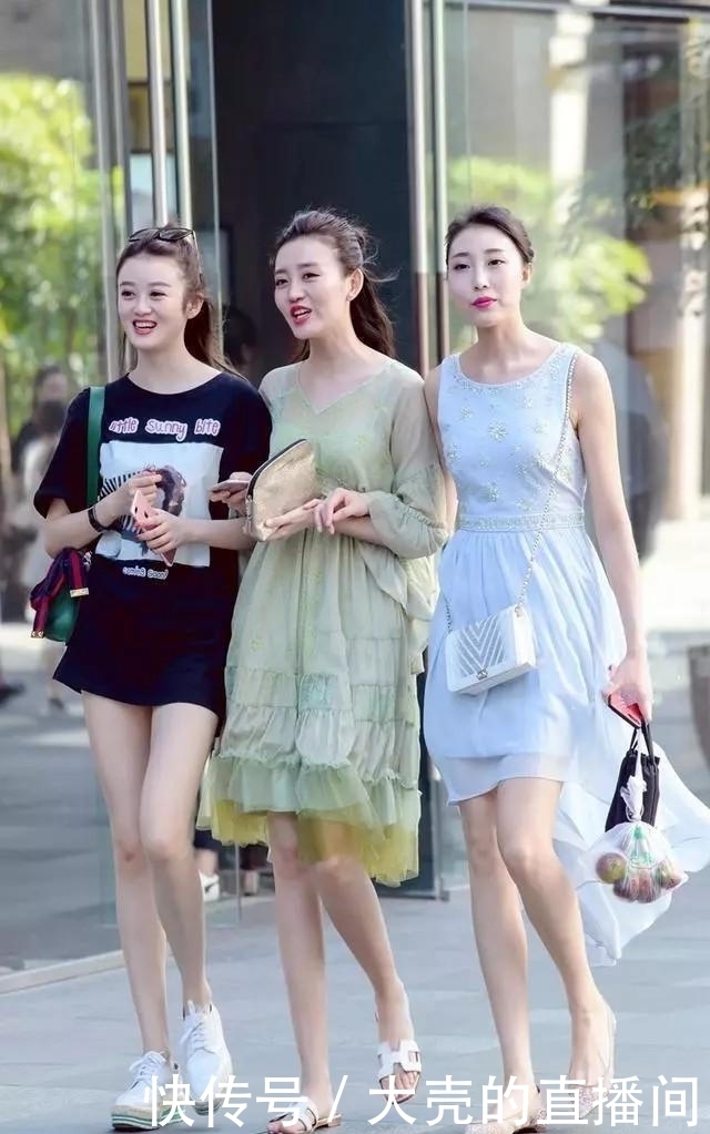  美丽|街拍：腿长白皙的小姐姐，美丽性感,颜值和穿搭不多见！