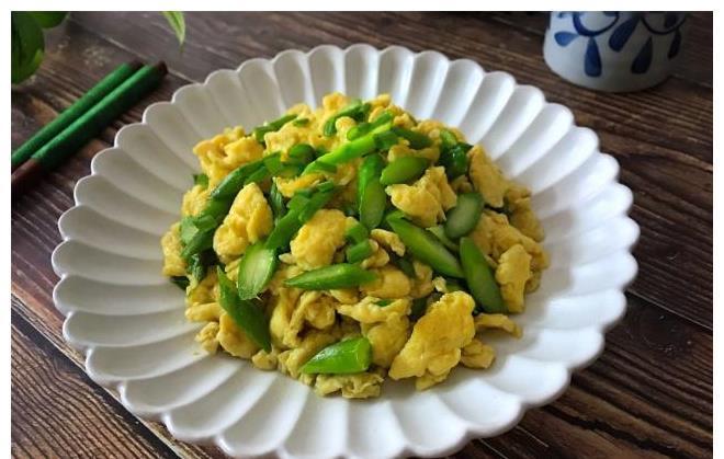 芦笋鸡蛋|夏天,多给家人做此菜,脆爽软嫩,简单易做,吃一盘也没负担