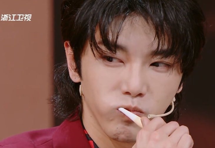 冰水|華晨宇光腳泡冰水唱《齊天大圣》，失去百萬(wàn)修音后，唱功藏不住了