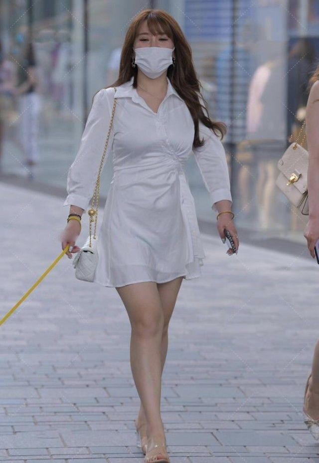 休闲风|纯白色连体衣搭配透明高跟鞋,简单时尚,气质迷人