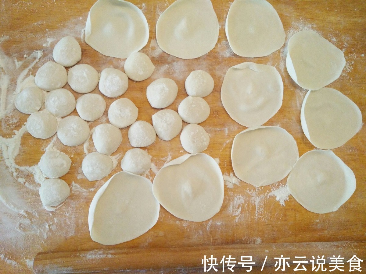 油渣新吃法，搭配酸菜调成馅儿，做成更有风味的饺子