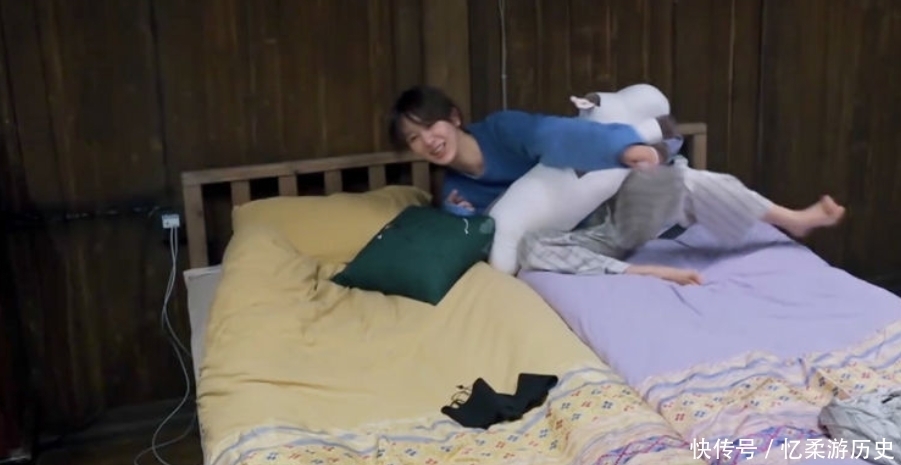 睡衣 张艺兴杨紫同款睡衣惹关注,两人大方讨论,网友:这是节目效果?