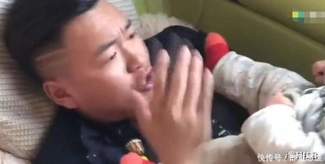 憋屈奶爸|“憋屈奶爸”带娃走红,被宝宝给“欺负”了,却敢怒不敢言
