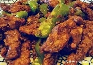 孜然炒肉,和馒头夹在一起吃,好吃到停不下来