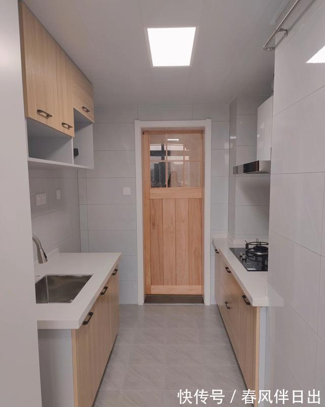 安装|极简原木风装修,不做吊顶和电视墙,全屋铺木地板,温馨又舒适