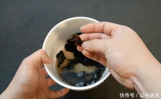泡木耳时10个人9人错，饭店厨师常用的办法，木耳泡得又快又干净