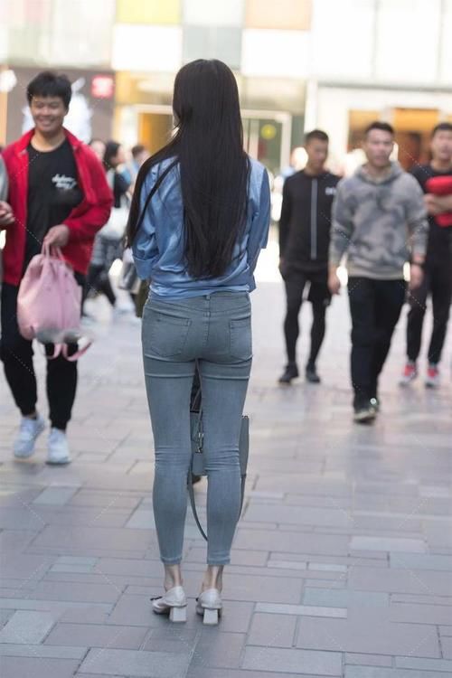 设计感十足的衬衫，冰丝面料看起来很高级，搭配牛仔裤就行