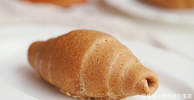 即有着浓浓的咖啡味,又有着黑麦香,日式咖啡黑麦盐面包值得一试