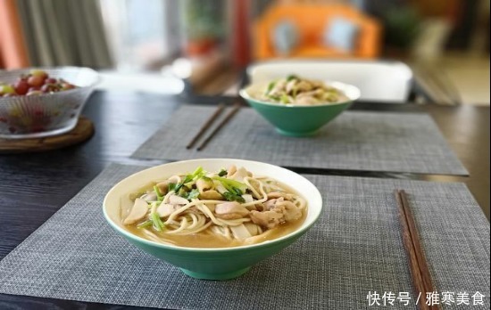  中老年人的最佳晚餐，一炒一煮几分钟就上桌，味道鲜美又便宜