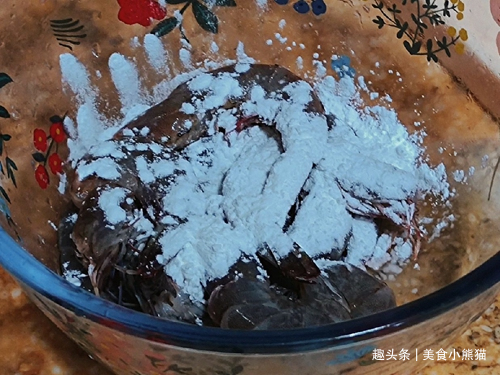 教你制作避风塘炒虾金黄澄亮，焦香酥脆，好吃到连壳都能嚼干净