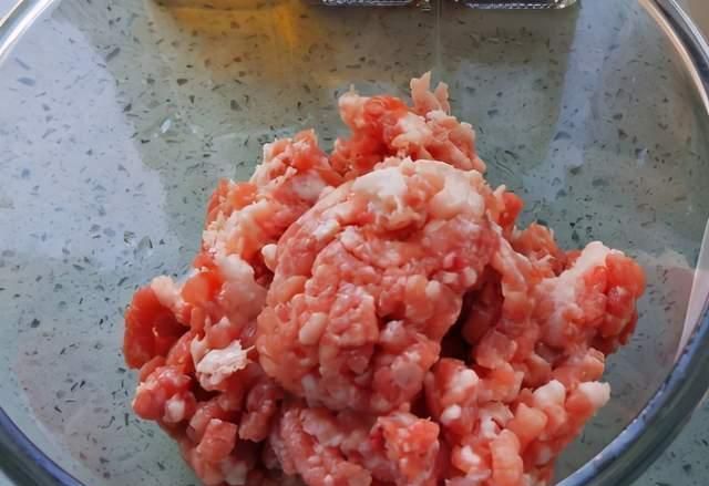 炸茄盒调面糊时,别只会放水,教你正确做法,外酥里嫩不脱糊