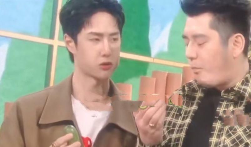  调侃|王一博成第二个“钱枫”？节目现场不停吃东西，侧脸被调侃太像枫哥