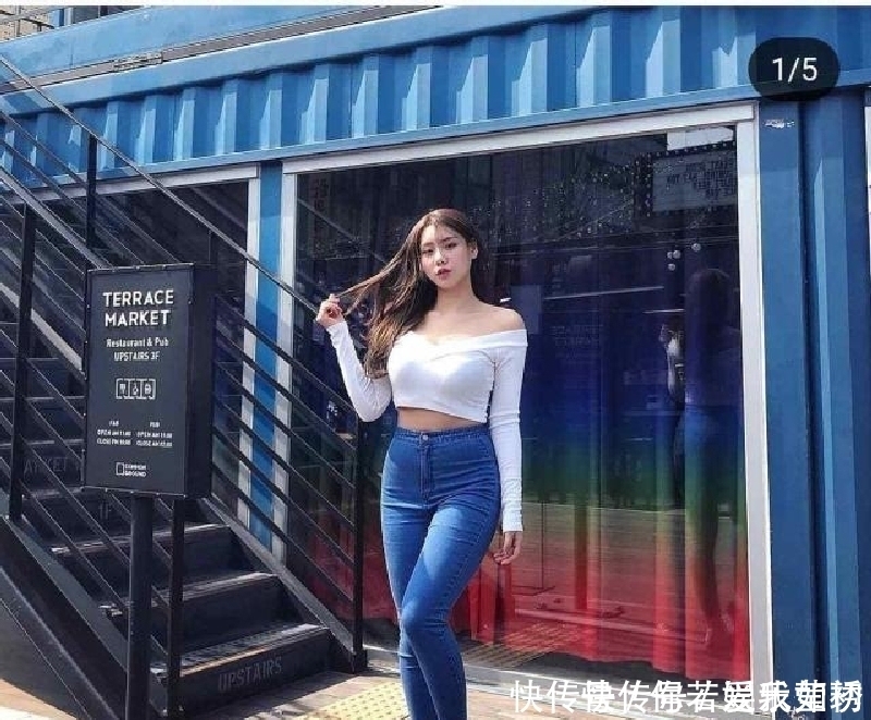 长腿美女搭紧身牛仔裤,时髦显身材,展现女性的高贵气质