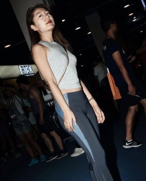 街拍匀称身材的小姐姐，搭配打底裤，很有时尚街头感