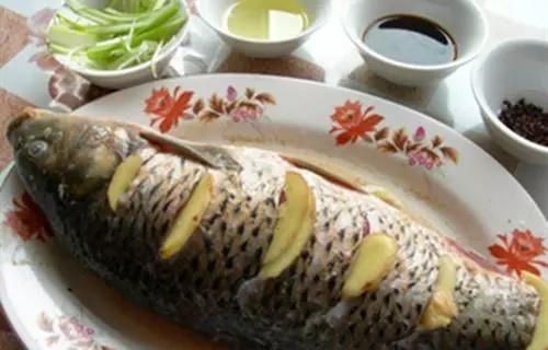 酱油|蒸鱼时，有人放盐也有人放酱油，酒店大厨：都错了！难怪鱼肉不鲜