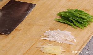 炒土豆丝前,别再用水冲洗了!怪不得你做的不爽脆,还粘锅…