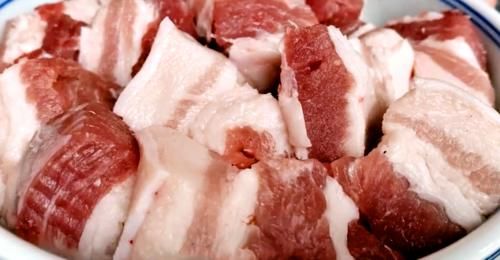 做红烧肉时，不要直接上锅炖，多做一步，肉质鲜美软烂，还不柴
