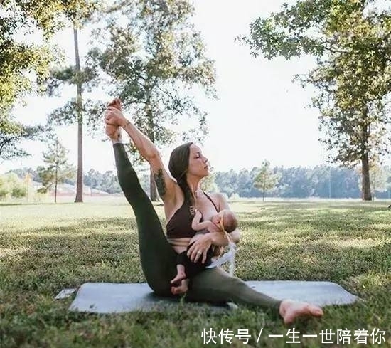 称赞|国外姑娘生三个孩子,一边练瑜伽,一边哺乳两不误,赢得网友称赞