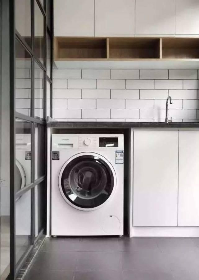 防腐木|越来越多人阳台不铺瓷砖，如今用它来代替，太聪明了