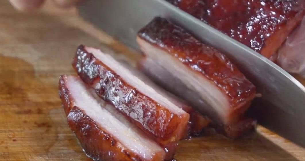 把3斤五花肉扔进电饭煲,不加水,不加油,比红烧肉香