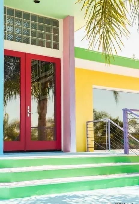 色彩|美国艺术家把自家改造成彩虹屋这色彩,意外的辣眼好看啊