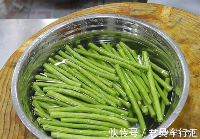 五花肉|厨师长炒的长豆角一周都吃不腻,脆嫩入味又下饭,学会自己在家做