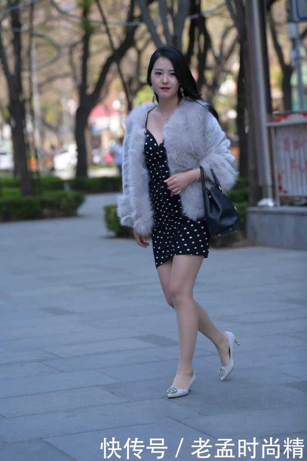 波点|时尚穿搭: 有一种洋气叫毛皮外套搭配波点裙, 高贵时髦又显白