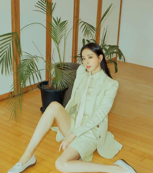 她是韩国“长腿女神”代表,身穿粉色西装裙出镜,更显皮肤白皙