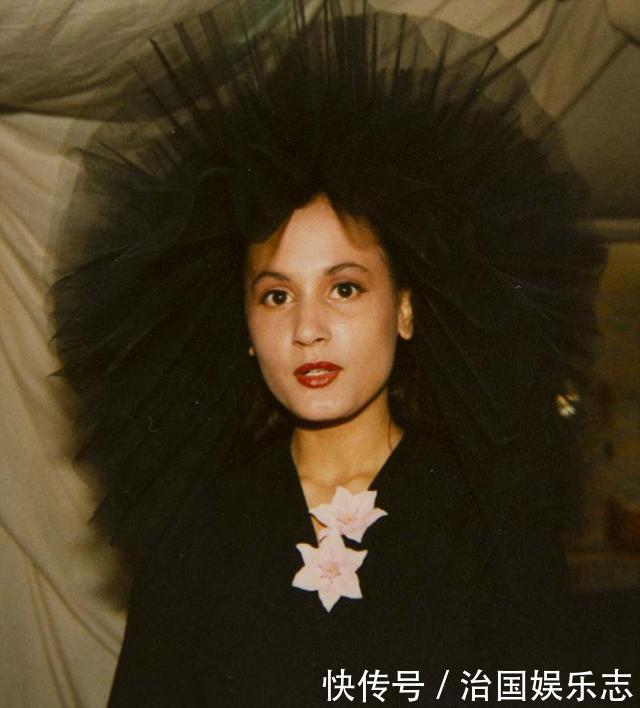 10岁女孩因怕长皱纹,40年来都坚持不笑一次,如今变成啥样了