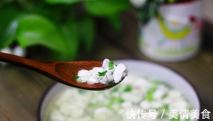 这碗豆腐汤太好喝，细腻滑爽，饭前饭后来两碗，多喝也不怕胖
