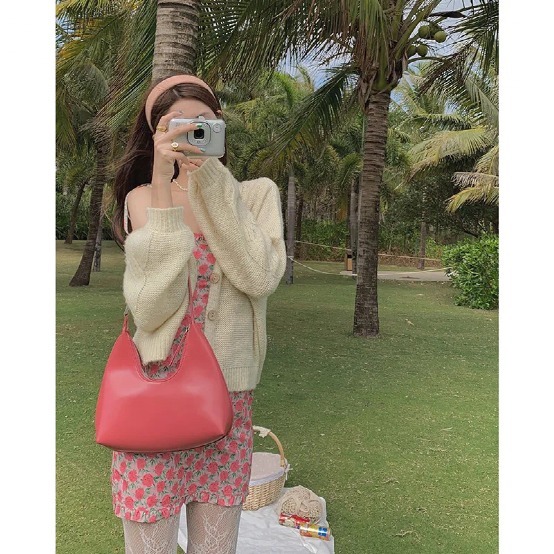 初春的温柔穿搭得这样穿!薄外套+奶油裙,真女人的时髦穿法