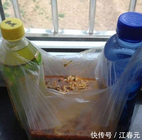 |幽默笑话：圣诞节当晚，室友在床头挂了只袜子，今早起来发现……