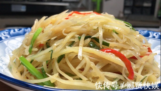 炒土豆丝时,先用水冲就错了!教你饭店大厨的诀窍,脆嫩不粘锅