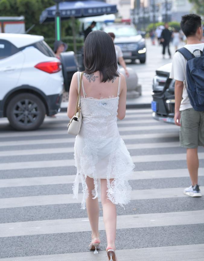 高领 牛仔裤搭配白色短款上衣,穿搭清纯时尚,少女气息十足